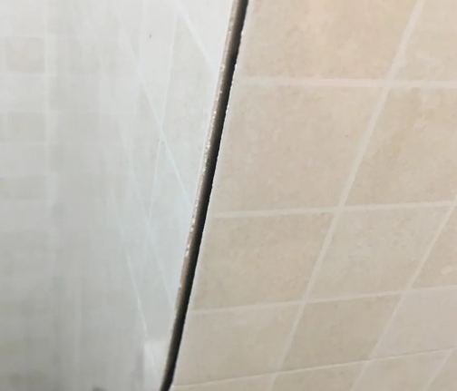 新蔡瓷砖空鼓维修公司分享阳台瓷砖脱落的修复过程可以分为以下几个步骤